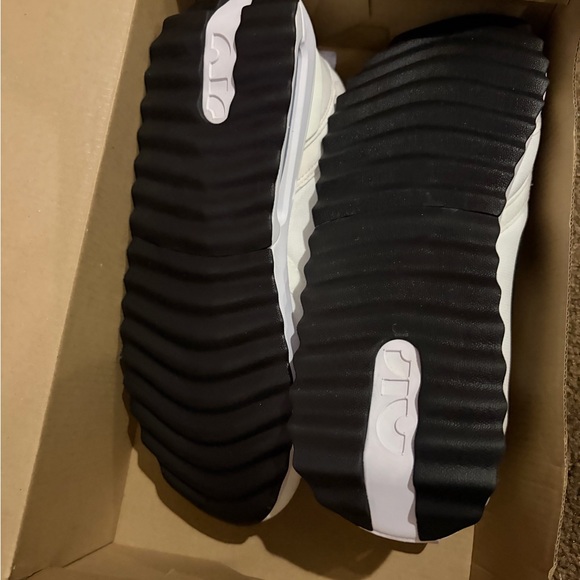 Brand new Nike Air Max Dawn White and Black Sneakers size 7.5 women’s US - Picture 4 of 4